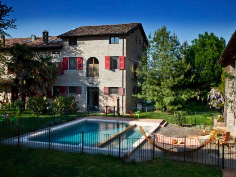 Fermes le long de la Ciclovia del Sole