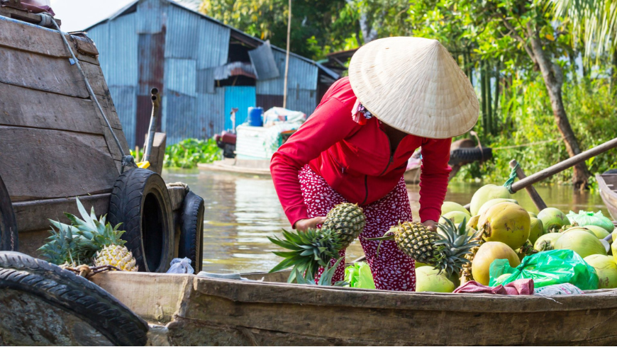 femme vendant de la nourriture sur la rivière
