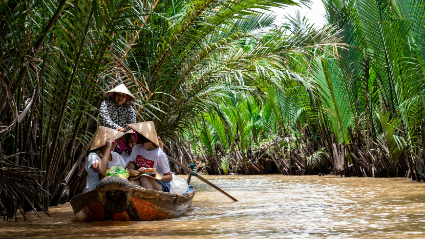 Trois femmes dans un bateau dans la rivière 