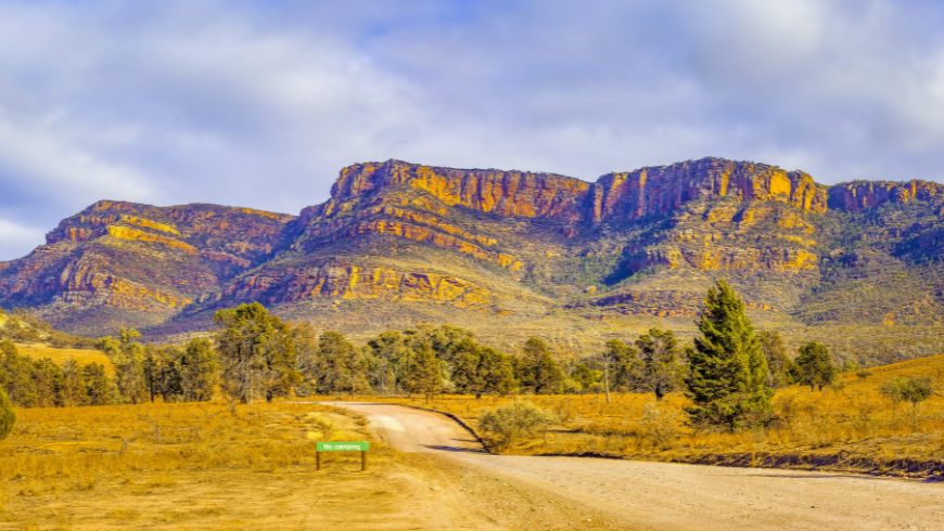 Paysage panoramique des Flinders Ranges dans le parc national d'Ikara-Flinders, Australie méridionale