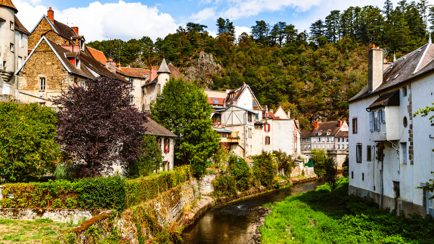 Village d'Aubusson avec maisons traditionnelles et rivière dans la région de la Creuse, France