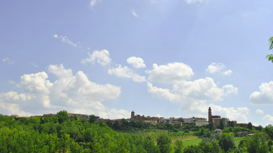 Montechiaro d'Asti : vue sur la ville et le clocher
