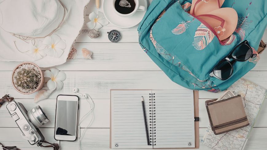Sac à dos, ordinateur portable, téléphone portable avec cartes téléchargées gratuitement