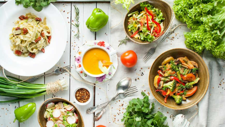 Scène gastronomique berlinoise durable avec des plats végétariens et des plats frais à base de plantes