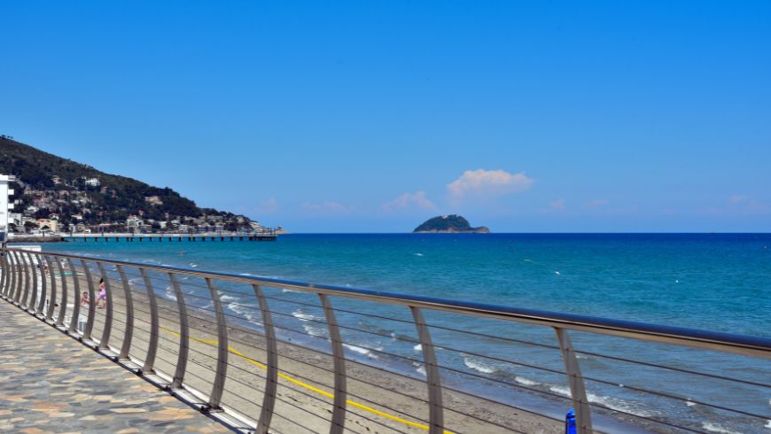 La promenade le long du front de mer, en regardant l'horizon