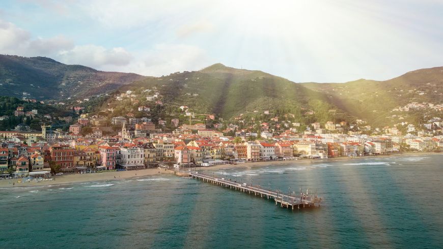 La vue depuis la mer vers la ville d'Alassio et le Mont Bignone