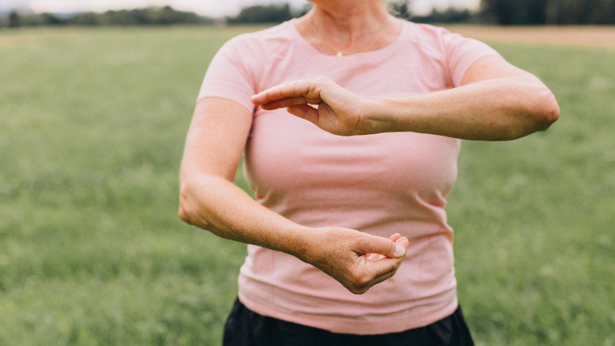 Femme faisant un mouvement spécial dans un parc