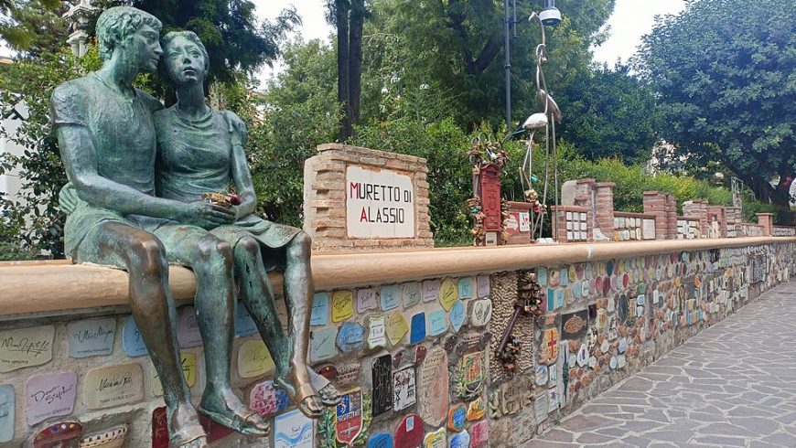 Le Muretto d'Alassio avec une statue de deux amants