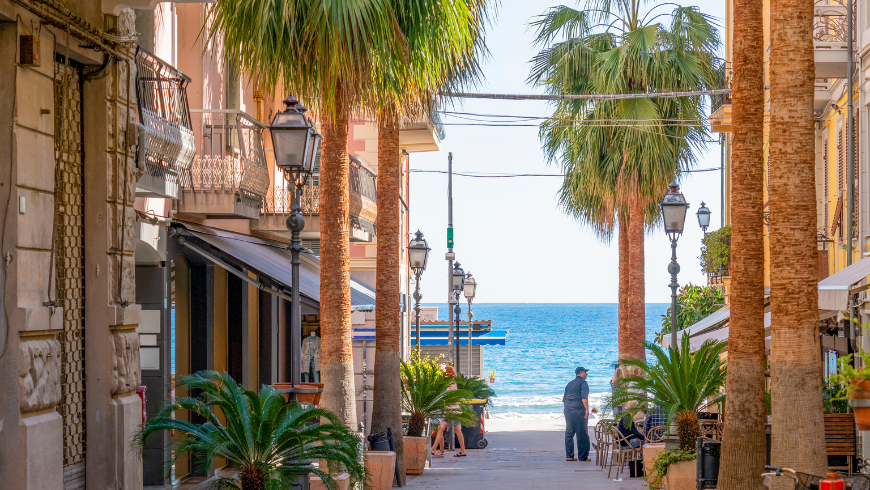 vue sur la mer depuis une rue