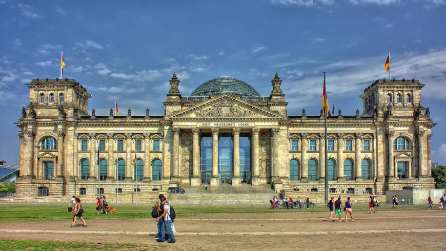 Voyage durable à Berlin : bâtiment du Reichstag avec dôme de verre et passants devant