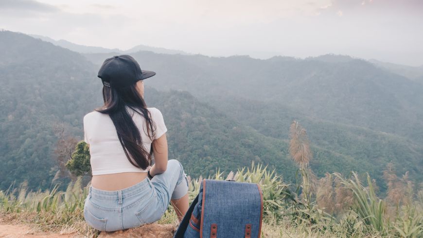 Fille regardant un paysage naturel