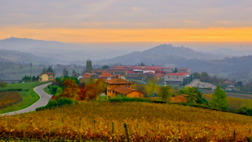Coucher de soleil à Cocconato d'Asti, Piémont, en Italie