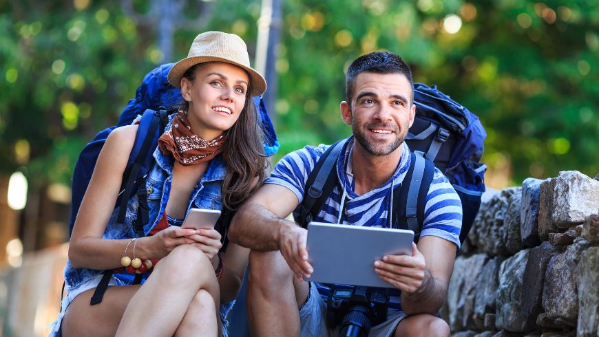 éco-touristes avec un guide numérique sur tablette/téléphone portable