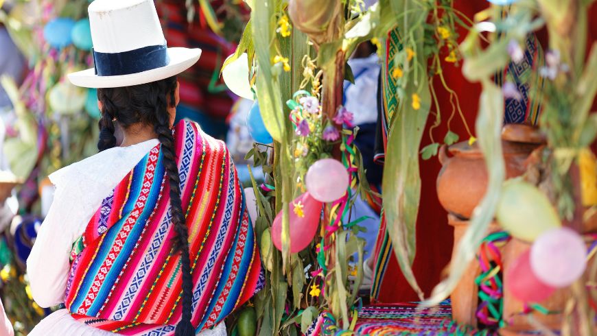 Femme vêtue d'une tenue traditionnelle Quechua à Cusco, Pérou