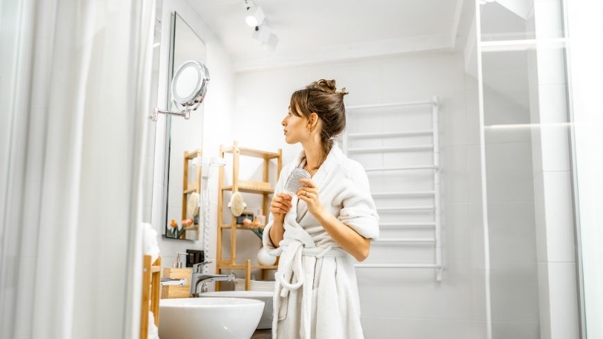 Salle de bain lumineuse avec articles de toilette durables et produits de nettoyage naturels