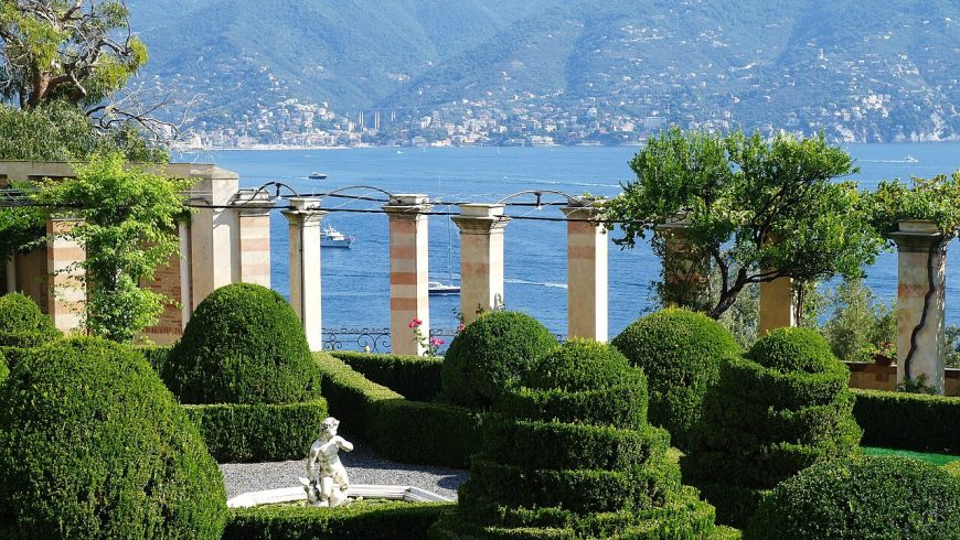 Jardin avec vue sur la mer et architecture historique de l'abbaye de La Cervara à Portofino