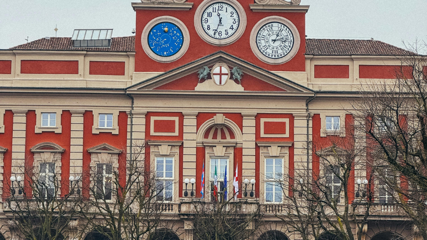 Façade du Palazzo Rosso et les trois horloges