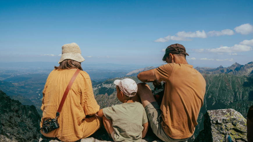 Famille bénéficiant d'une vue sur les montagnes de la Valsassina avec des sommets alpins et un paysage paranomique dans le nord de l'Italie.