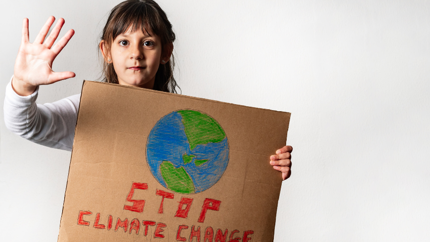 Fille tenant un panneau stop au changement climatique sensibilisant à la crise climatique