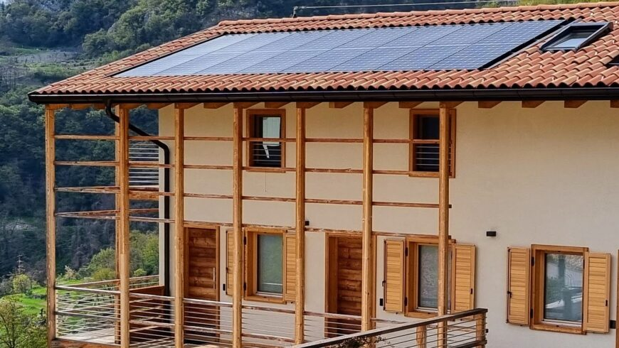 maison durable avec panneaux solaires représentant une énergie renouvelable et un mode de vie respectueux de l'environnement