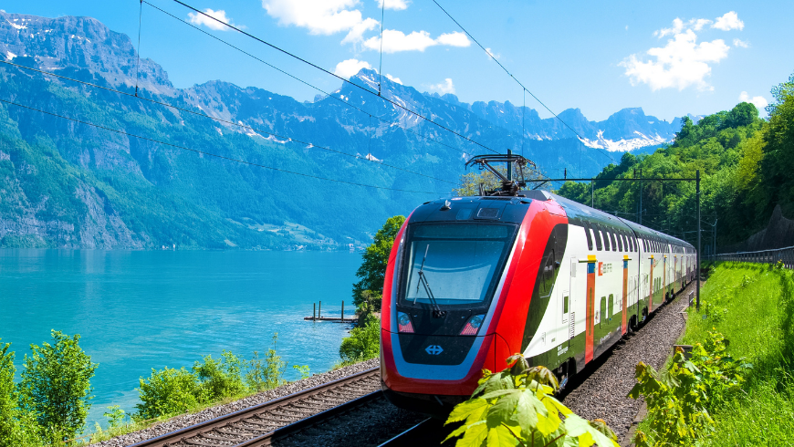 train voyageant à travers la nature représentant le transport durable et les voyages à faible impact