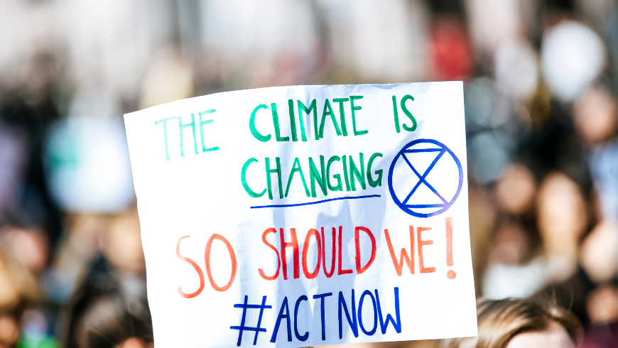 panneau de protestation climatique appelant à l'action climatique et à la responsabilité environnementale