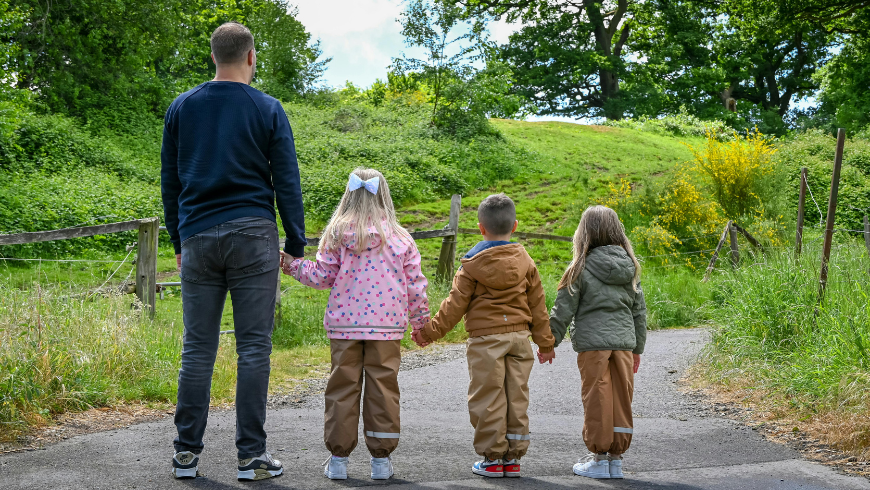 Famille ensemble dans un sentier en vacances