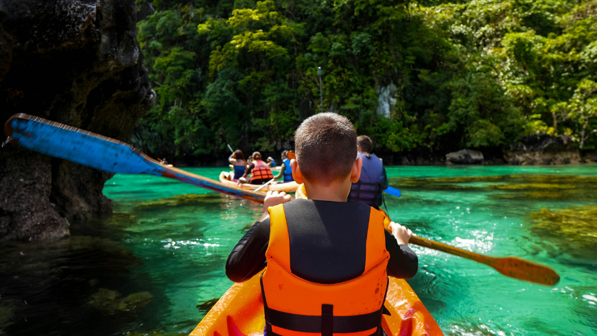 Enfants faisant du kayak dans une rivière