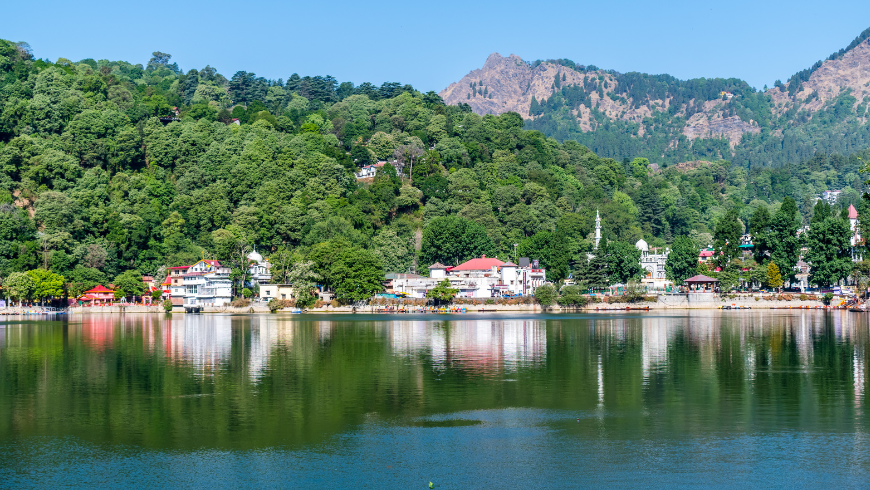 Lac Naini, avec le temple Naina Devi en arrière-plan