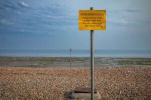 Déversements d'eaux usées en Angleterre : pourquoi les scientifiques citoyens veulent tester eux-mêmes la pollution