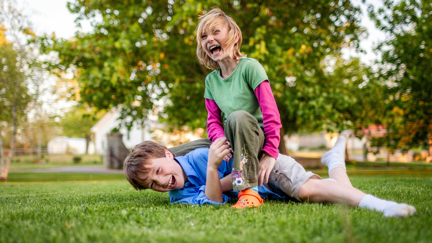 Enfants jouant ensemble dans un parc
