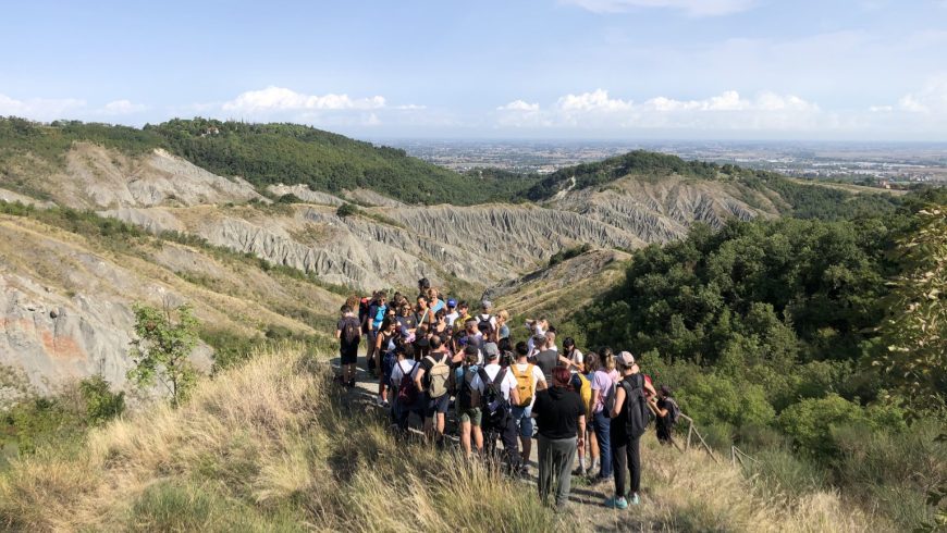 Gens marchant le long des collines émiliennes au milieu de la nature