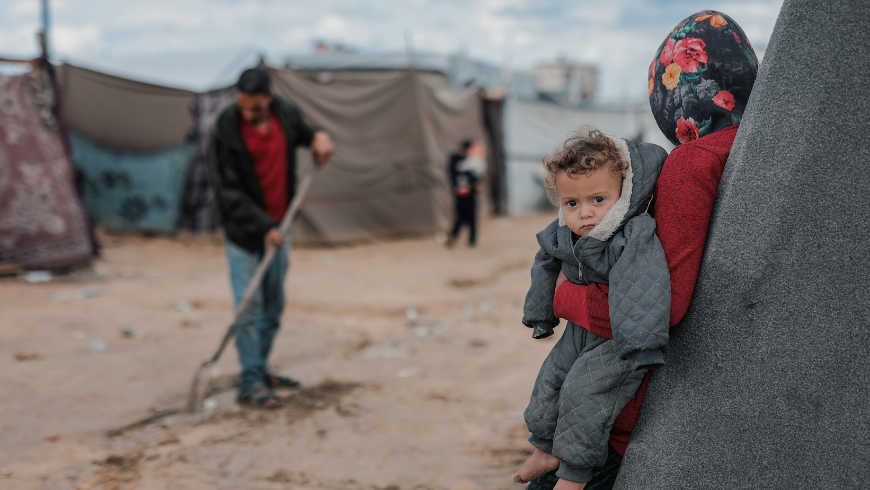 mère et enfant dans un camp de réfugiés 