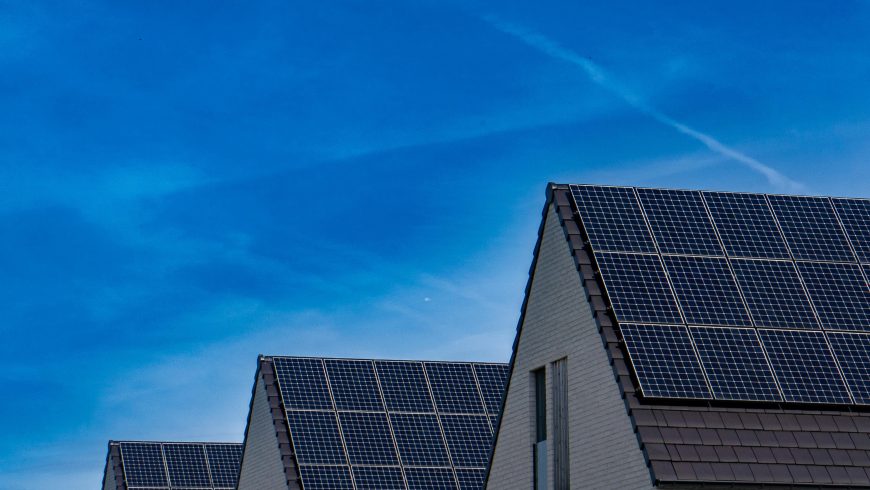 Panneaux solaires sur les toits résidentiels photo de Budget Bizar