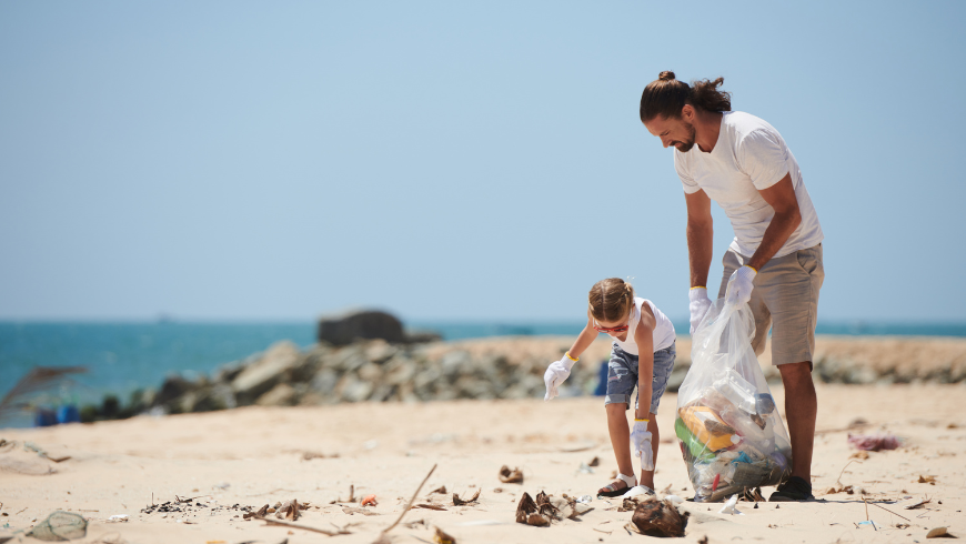 Personnes ramassant les déchets du bord de mer