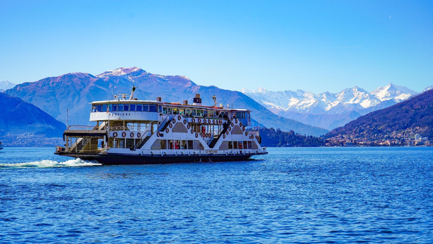 Traversée en ferry du lac Majeur reliant les villes autour de Laveno-Mombello.