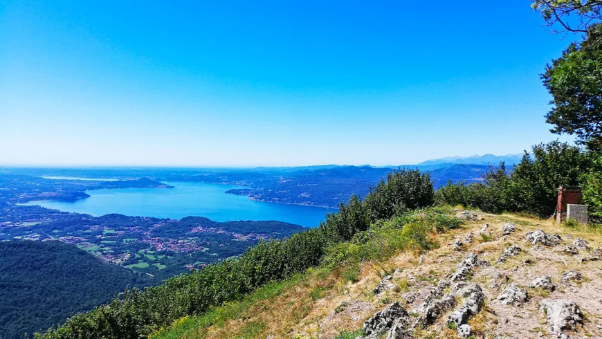 Sentiers de randonnée et vues panoramiques sur le lac Majeur près de Laveno-Mombello