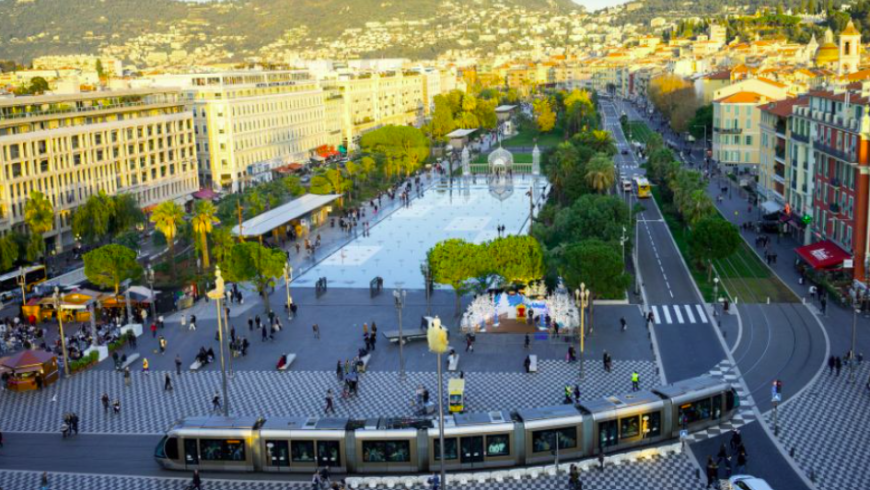 Promenade du Paillon vue d'en haut : un grand parc urbain au cœur de Nice, avec des espaces verts, des fontaines et des espaces piétonniers entre la place Masséna et le centre historique. 