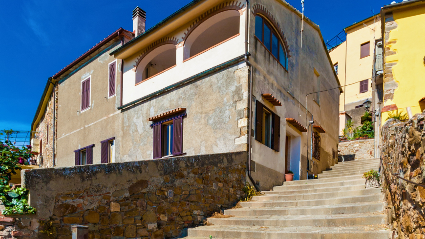 Le village de Scarlino, en Toscane