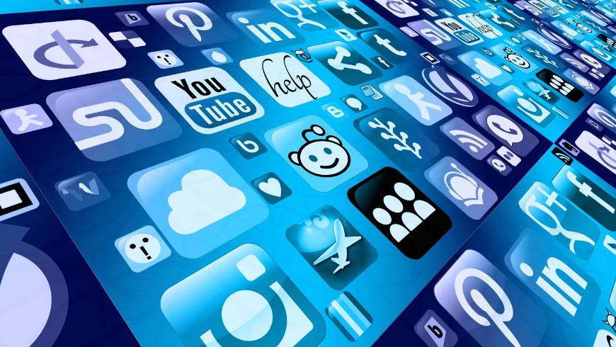 Écran du smartphone affichant les icônes et logos de diverses applications numériques.