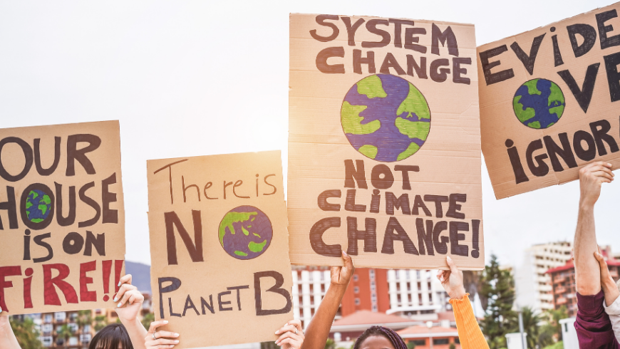 Groupe de manifestants sur la route, des jeunes de cultures et de races différentes luttent pour le changement climatique - Concept de réchauffement climatique et d'environnement - Focus sur les bannières