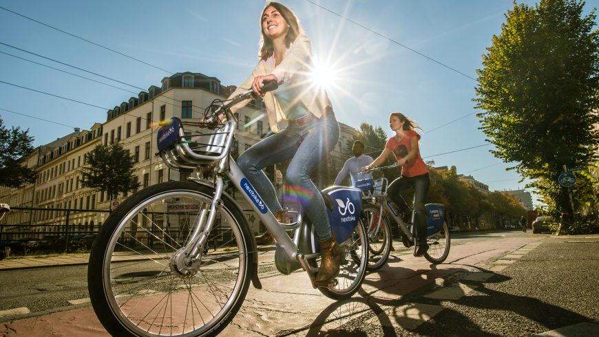 Voyageur explorant une ville à vélo, profitant d'une manière durable et écologique de découvrir les rues et les attractions locales.