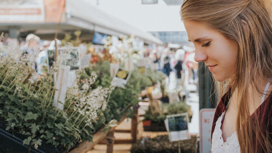 Les voyageurs font leurs courses sur un marché de producteurs locaux et choisissent des produits frais de saison auprès des agriculteurs de la région pour soutenir les voyages durables.