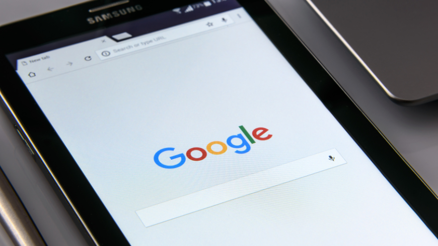 Smartphone connecté à Internet via un réseau mobile, symbolisant la communication numérique.