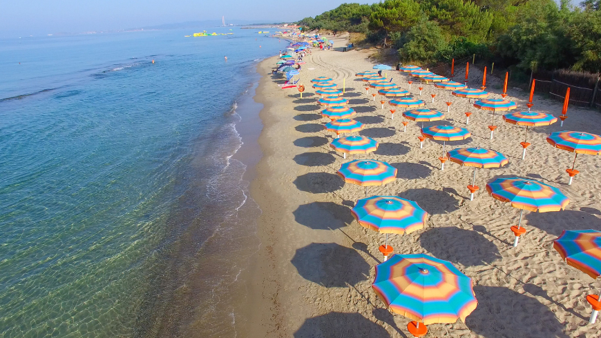 Photo d'une plage avec parasols