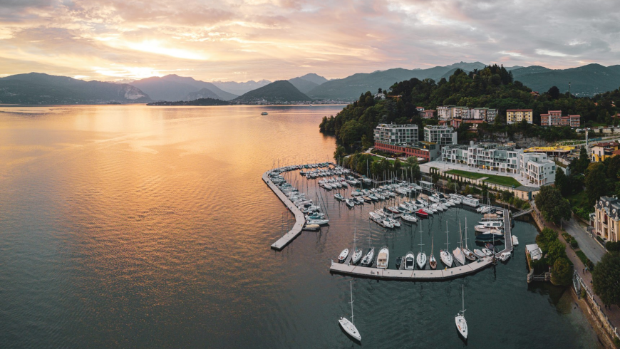 Vue panoramique du port de plaisance de Laveno-Mombello sur le lac Majeur au coucher du soleil.
