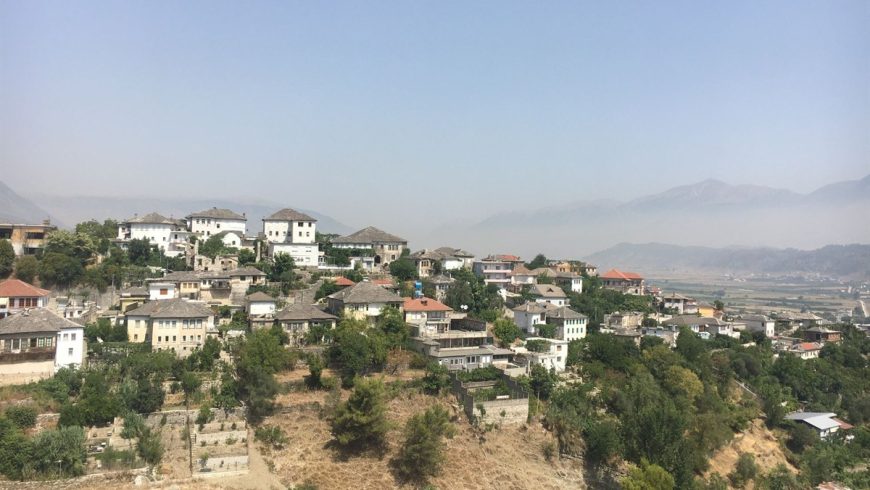 Les maisons en pierre de Gjirokastër au-dessus de la vallée du Drino. Rester plus longtemps laisse la place aux repas locaux, aux guides et aux hébergements familiaux.