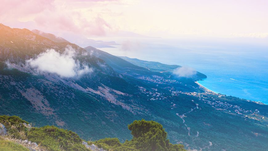 Vue panoramique du parc national de Llogara en Albanie, où de denses forêts de pins rencontrent des montagnes escarpées surplombant la mer Ionienne.