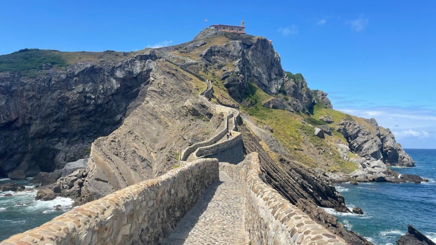 escalier en pierre étroit et pittoresque menant à l'Ermitage de San Juan de Gaztelugatxe