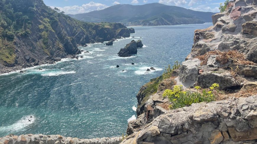 vue magnifique sur le paysage depuis l'Ermitage de San Juan de Gaztelugatxe